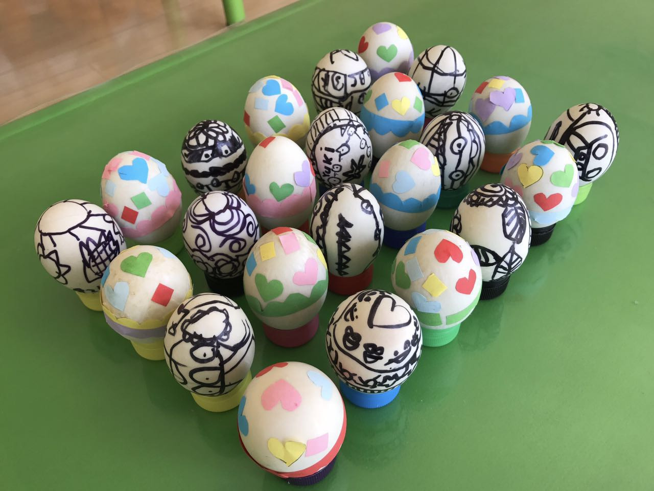 孩子们玩着彩蛋桶在复活节找彩蛋照片摄影图片_ID:169195176-Veer图库