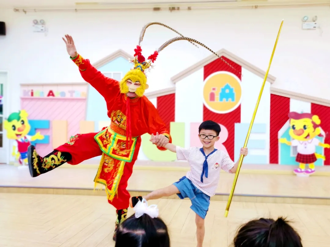 東方遇見西方！川劇變臉、美猴王、小丑……吉的堡幼兒園開展跨文化美學(xué)教育活動