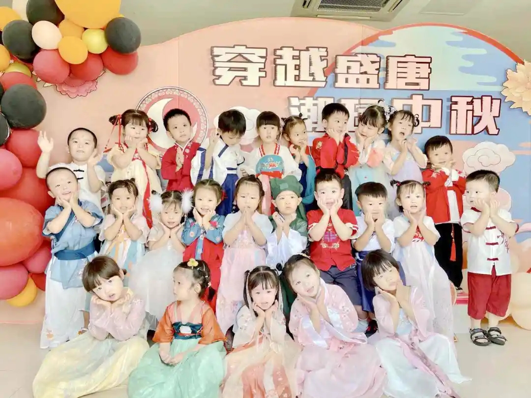 吉的堡幼儿园仲秋游园会，让爱与秋月一起圆满！