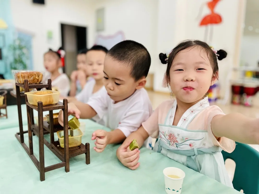 吉的堡幼儿园仲秋游园会，让爱与秋月一起圆满！