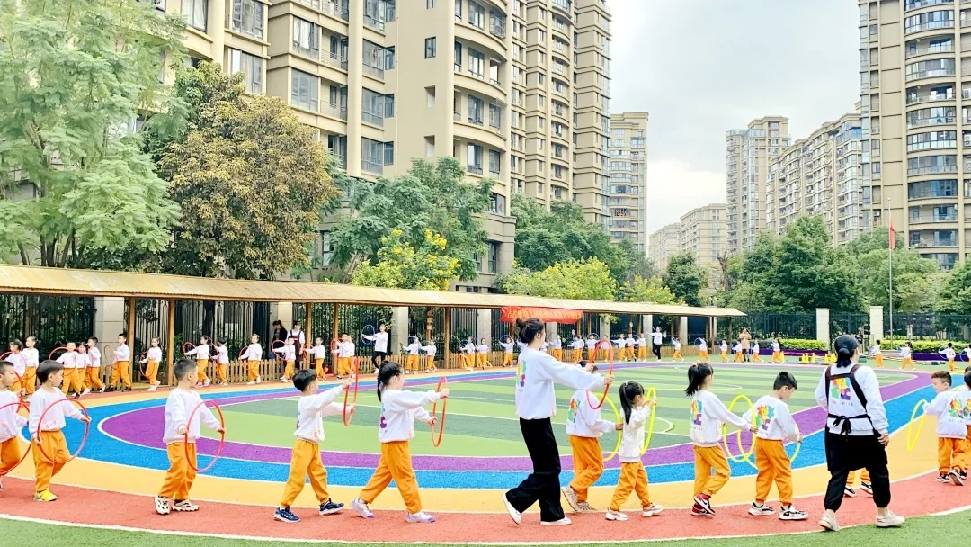 花樣早操PK、多彩環(huán)創(chuàng)評(píng)比！吉的堡幼兒園師生攜手，一展靚麗風(fēng)景