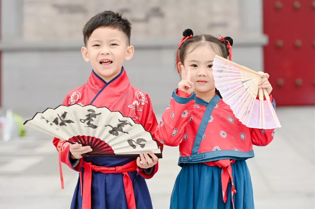 吉的堡幼兒園開展秋季親子嘉年華，傳承非遺、逛賞古鎮(zhèn)，精彩不容錯(cuò)過！