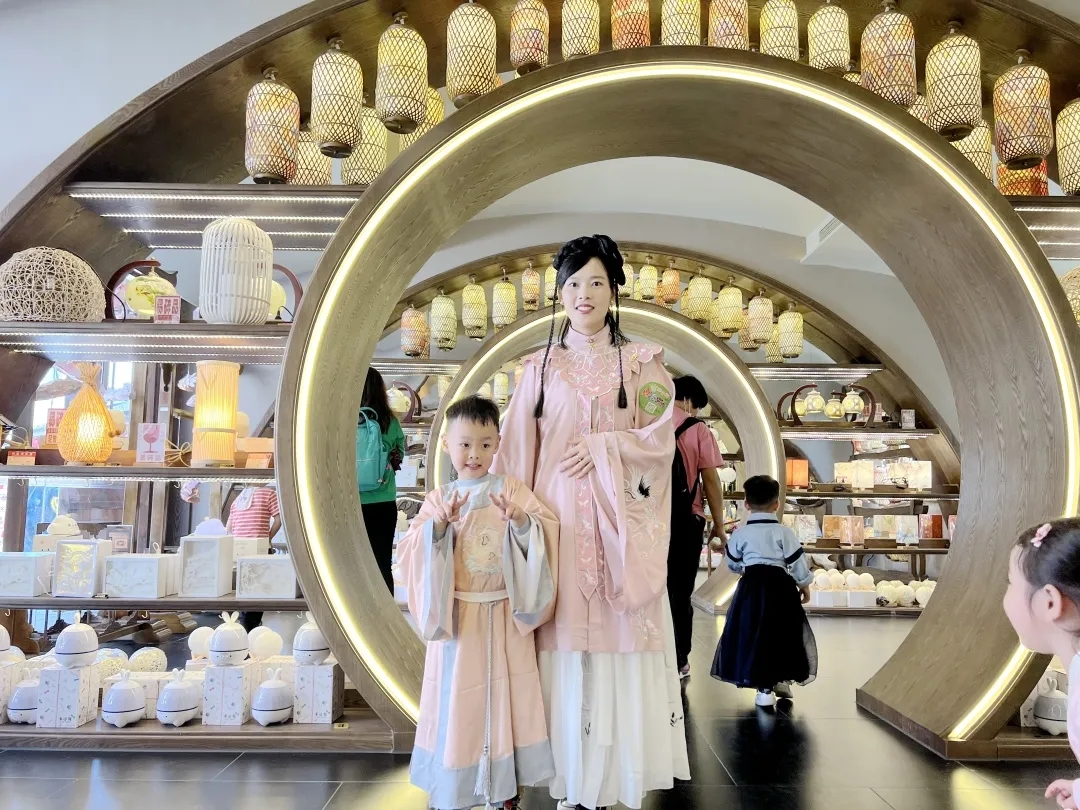 吉的堡幼兒園開展秋季親子嘉年華，傳承非遺、逛賞古鎮(zhèn)，精彩不容錯(cuò)過！