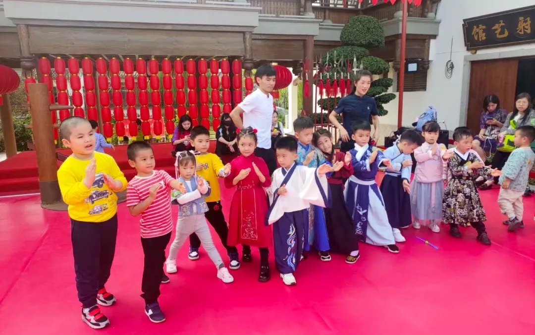 吉的堡幼兒園開展秋季親子嘉年華，傳承非遺、逛賞古鎮(zhèn)，精彩不容錯(cuò)過！