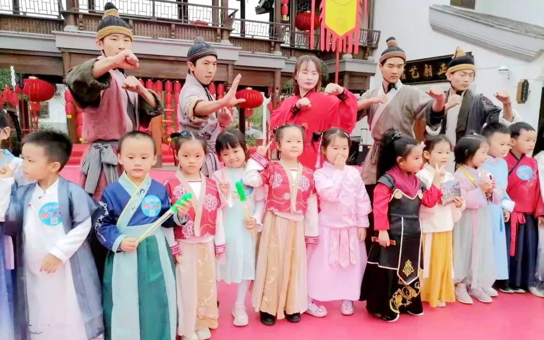 吉的堡幼兒園開展秋季親子嘉年華，傳承非遺、逛賞古鎮(zhèn)，精彩不容錯(cuò)過！