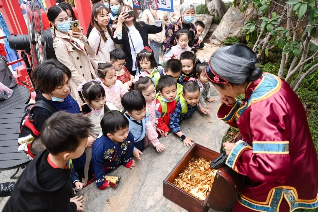 吉的堡幼兒園開展秋季親子嘉年華，傳承非遺、逛賞古鎮(zhèn)，精彩不容錯(cuò)過！