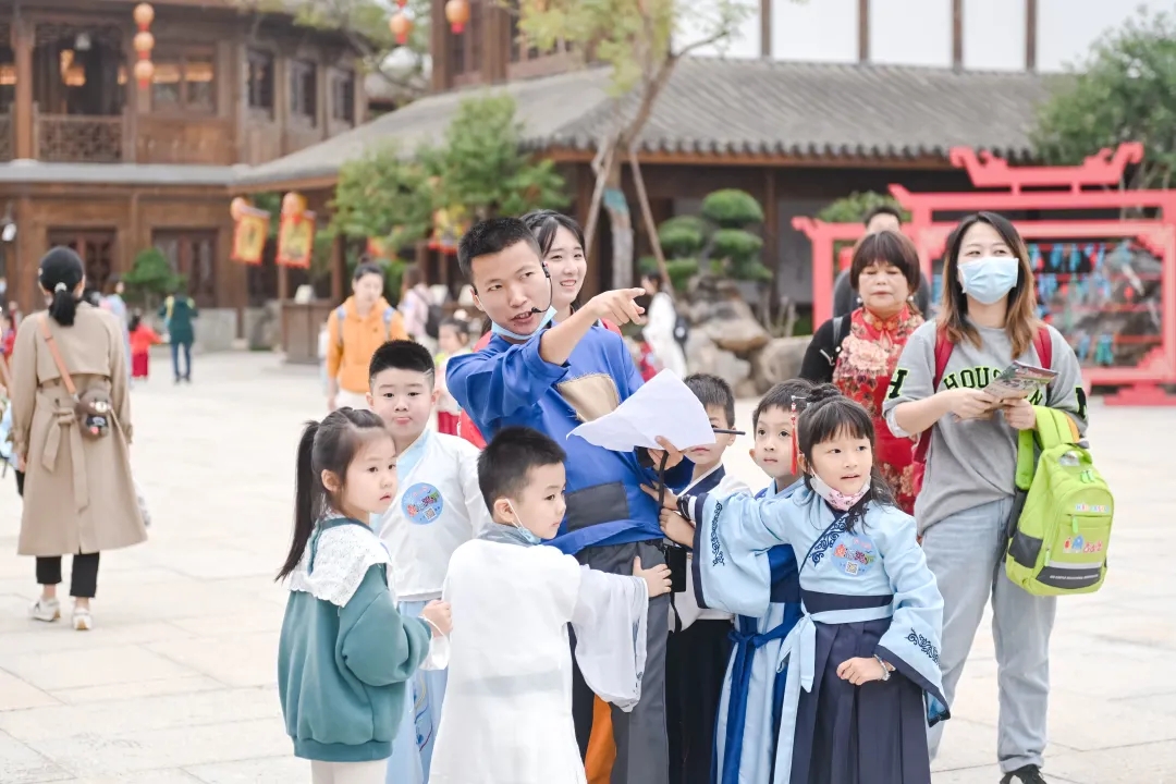 吉的堡幼兒園開展秋季親子嘉年華，傳承非遺、逛賞古鎮(zhèn)，精彩不容錯(cuò)過！