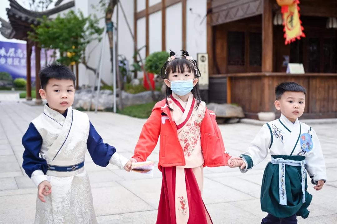 吉的堡幼兒園開展秋季親子嘉年華，傳承非遺、逛賞古鎮(zhèn)，精彩不容錯(cuò)過！