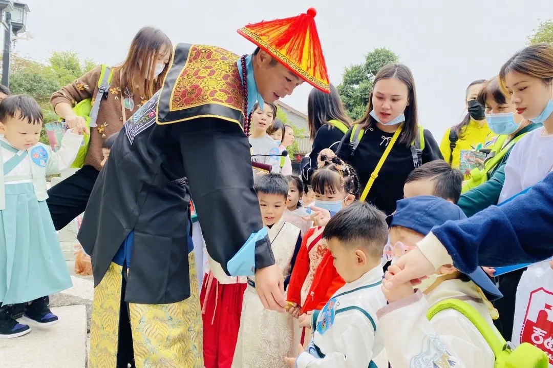 吉的堡幼兒園開展秋季親子嘉年華，傳承非遺、逛賞古鎮(zhèn)，精彩不容錯(cuò)過！