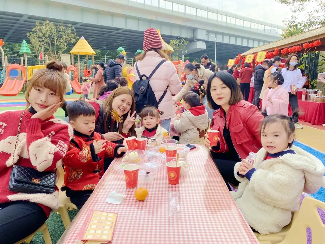 吉的堡幼兒園“民族腔調(diào)鬧新年”迎新逛廟會精彩回顧，逛廟會、品“年味”、跳蚤市場……快來圍觀