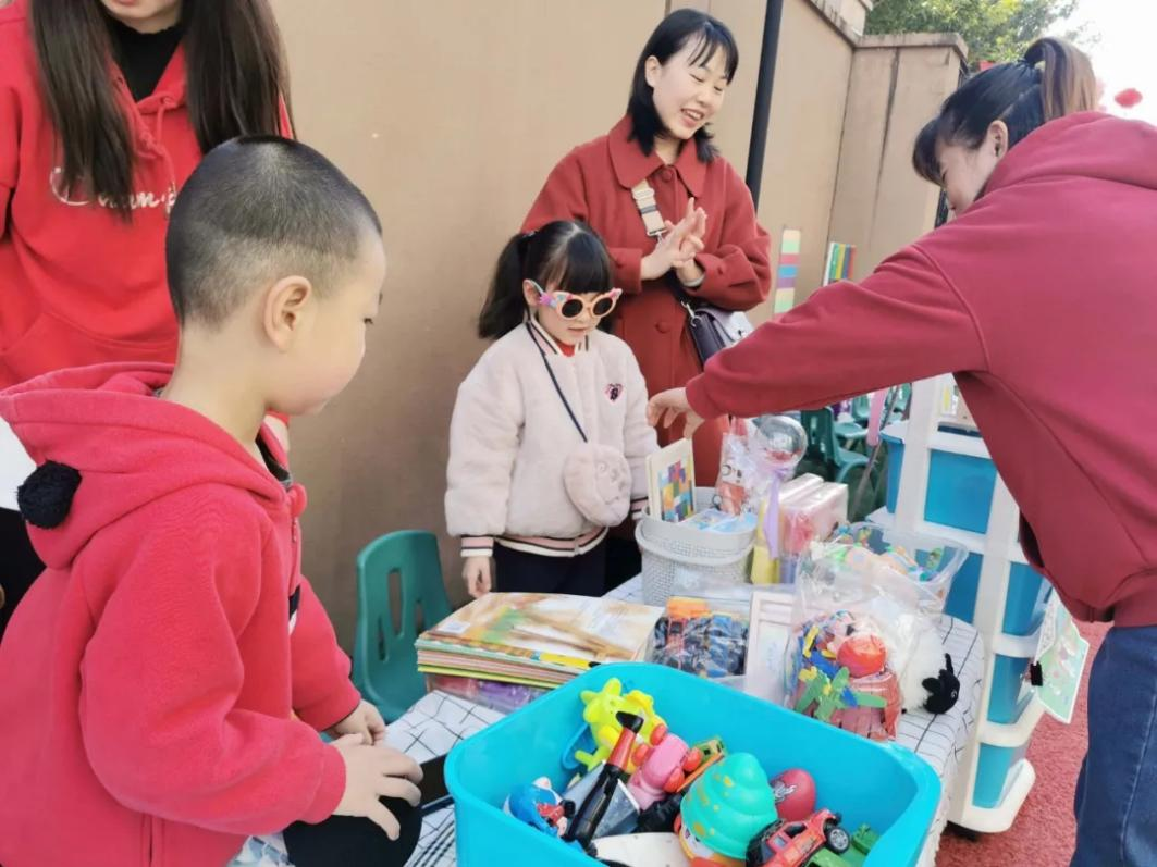 吉的堡幼兒園“民族腔調(diào)鬧新年”迎新逛廟會精彩回顧，逛廟會、品“年味”、跳蚤市場……快來圍觀