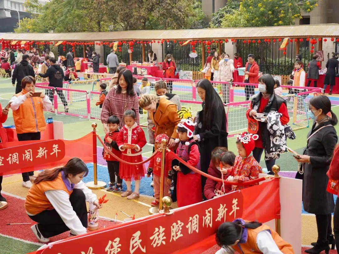 吉的堡幼兒園“民族腔調(diào)鬧新年”迎新逛廟會精彩回顧，逛廟會、品“年味”、跳蚤市場……快來圍觀